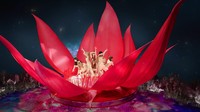 MV ini dibuka dengan adegan TWICE menari di dalam kelopak bunga. Sepanjang MV, TWICE tampil dalam busana berbeda di set yang sama. (Foto: dok. JYP Entertainment)