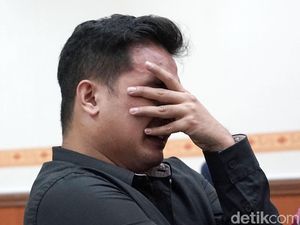 Tangis Bibi Ardiansyah di Persidangan Vanessa Angel