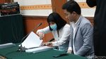 Tangis Bibi Ardiansyah di Persidangan Vanessa Angel