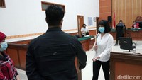 Seperti sebelumnya, Bibi setia menemani istrinya tersebut kala menjalani sidang atas kasus narkoba yang menjeratnya. Pool/Palevi S/detikFoto.
