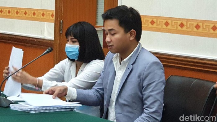 Vanessa Angel dan pengacaranya, Arjana Bagaskara (Isal Mawardi/detikcom)