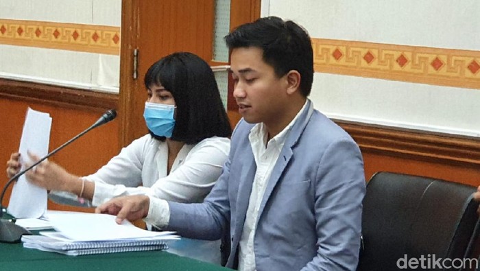Vanessa Angel (kiri) dalam sidang pleidoi.