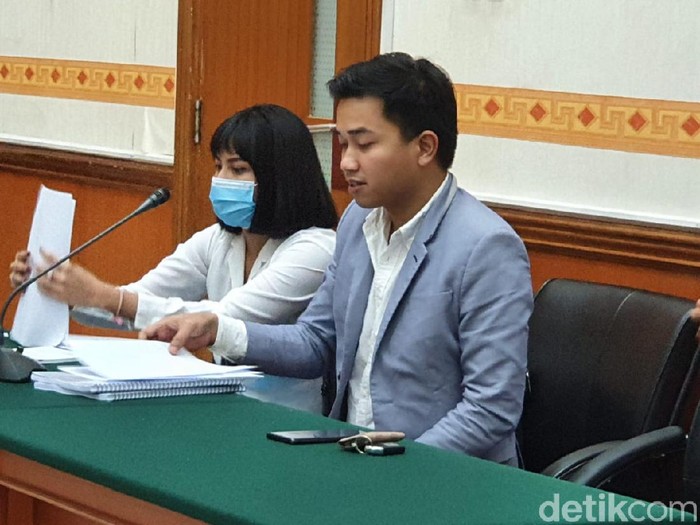 Vanessa Angel (kiri) dalam sidang pleidoi.