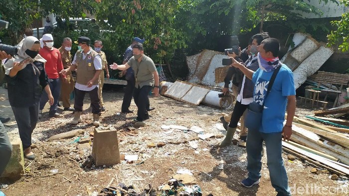 Wagub Jabar Uu Ruzhanul Ulum tinjau rumah warga Ciamis yang rusak akibat gempa yang mengguncang Pangandaran.
