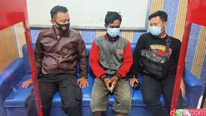 Polisi Kota Blitar mengamankan pemilik akun Facebook Ayahe Himawari. Ia dianggap telah menyebarkan ujaran kebencian.