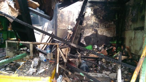 Warga Simprug gotong-royong menyiram sumber kepulan asap dengan alat seadanya