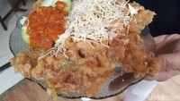 Salah satu kuliner dekat kampus UI yang populer adalah Warung Qimpul. Sajian nasi telurnya sederhana, terbuat dari campuran telur ayam dan bebek yang dikocok bersama irisan daun bawang, sosis, otak-otak, dan kornet. Seporsinya mulai dari Rp 10.000. Foto: dok. detikFood