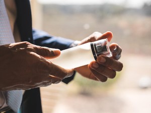 Pakai Parfum Beralkohol untuk Sholat, Bagaimana Hukumnya?