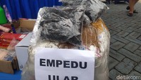 Barang tersebut antara lain, 543 sex toys, ribuan rokok ilegal, tembakau, puluhan handphone, air softgun Crossslow, ratusan proyektil, bahan kimia, kosmetik, empedu ular, dan spare part kendaraan.