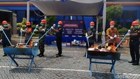 Pemusnahannya dilakukan dengan berbagai dibakar, dilebur, dan dipotong-potong.