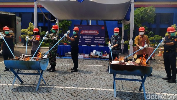 543 Sex Toys dan Ribuan Batang Rokok Ilegal Dimusnahkan