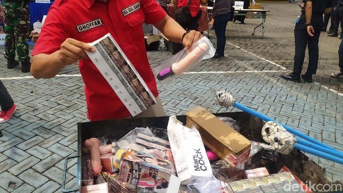 543 sex toys dan ribuan rokok ilegal dimusnahkan oleh Direktorat Jenderal Bea dan Cukai (DJBC) Jatim I. Pemusnahan dilakukan dengan cara dibakar.