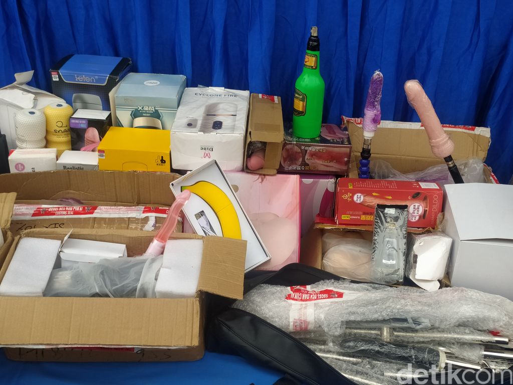 543 Sex Toys dan Ribuan Batang Rokok Ilegal Dimusnahkan  Bea Cukai Juanda
