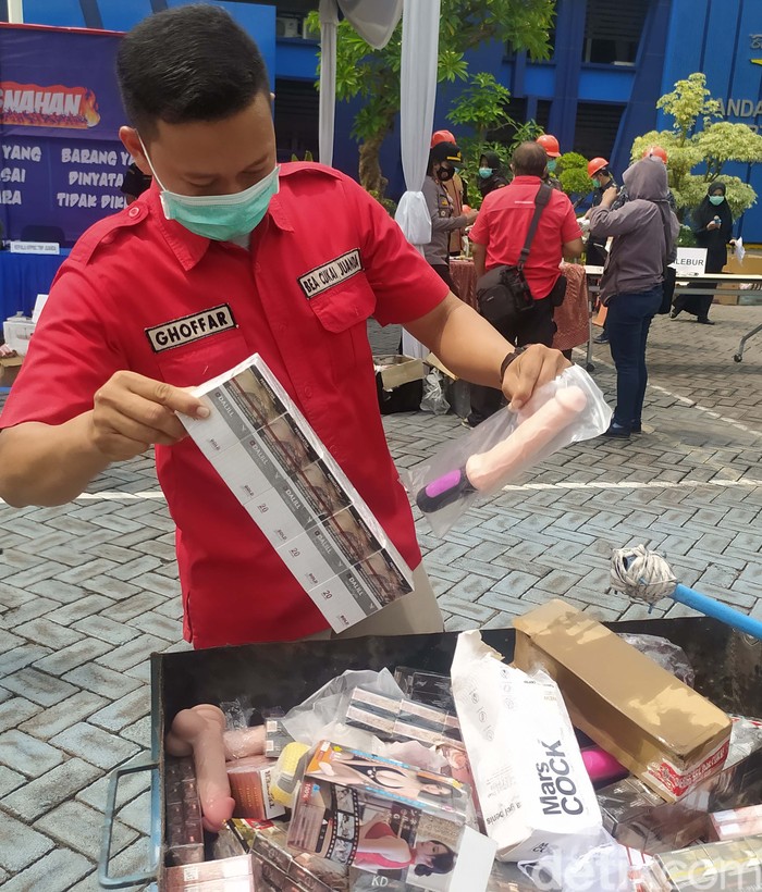 543 Sex Toys dan Ribuan Batang Rokok Ilegal Dimusnahkan Bea Cukai Juanda