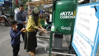 Pengunjung yang hendak masuk ke dalam Pasar Beringharjo pun diwajibkan untuk mencuci tangan terlebih dahulu.