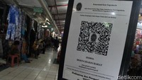 Para pedagang maupun pengunjung pun diminta untuk melakukan pemindaian QR Code saat akan beraktivitas di dalam pasar.