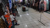Guna mengantisipasi penyebaran virus Corona, para pengunjung dan pedagang pun diimbau untuk melakukan transaksi jual beli secara non tunai.