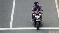 Pengendara terlihat tidak memakai helm.