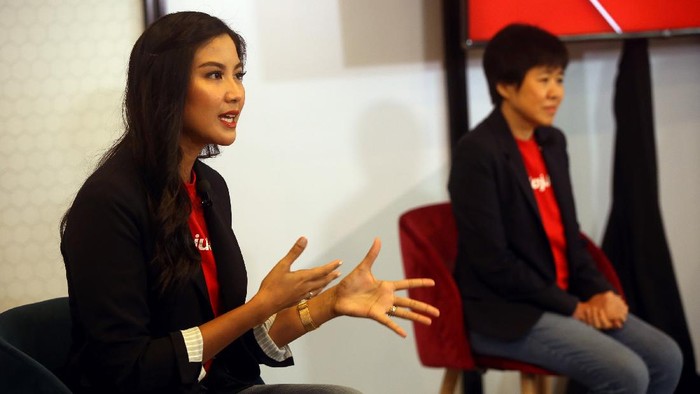 Presiden Direktur Bank OCBC NISP Parwati Surjaudaja (tengah) bersama Direktur Bank OCBC NISP Ka Jit (kanan) dan Puteri Indonesia 2008 Zivanna Letisha (kiri) saat peluncuran Gerakan #MelajuJauh di Jakarta, Selasa (27/10/2020). dalam peluncuran ini, Bank OCBC NISP ingin membangun optimisme di tengah pandemi dan mengajak masyarakat #MelajuJauh memberikan dampak positif bagi keberlanjutan ekonomi, sosial dan lingkungan Bangsa Indonesia.