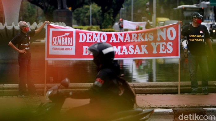 Para relawan dari Semangat Baru Indonesia (Sembari) menggelar aksi di kawasan Patung Kuda, Jakarta. Mereka mengajak warga untuk menyampaikan aspirasi secara damai.