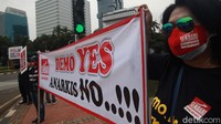 Salah satu spanduk yang mereka bentangkan bertuliskan demo yes anarkis no..!!