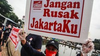 Para relawan dari Semangat Baru Indonesia (Sembari) menggelar aksi simpatik di kawasan Patung Kuda, Jakarta Pusat, Selasa (27/10/2020.