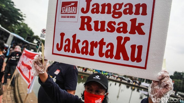 Aksi Simpatik Unjuk Rasa Damai Para relawan dari Semangat Baru Indonesia (Sembari) menggelar aksi di kawasan Patung Kuda, Jakarta. Mereka mengajak warga untuk menyampaikan aspirasi secara damai.
