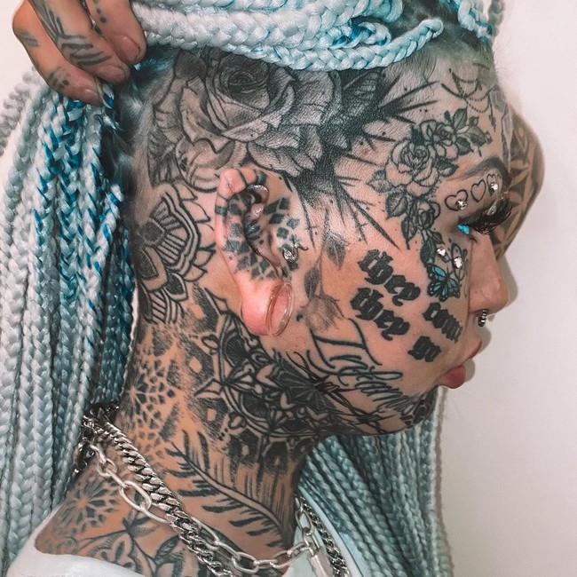 Sebelum tampil seperti gadis naga putih bermata biru, kamu mungkin tidak mengenali wujud Amber Luke sebelum transformasi. Terlebih wanita 25 tahun tersebut melakukan berbagai operasi lain, seperti pembesaran payudara, pembesaran bokong, hingga implan di telinga. Foto: Instagram @ambs_luke09