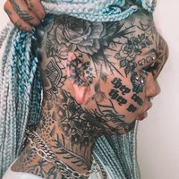 Sebelum tampil seperti gadis naga putih bermata biru, kamu mungkin tidak mengenali wujud Amber Luke sebelum transformasi. Terlebih wanita 25 tahun tersebut melakukan berbagai operasi lain, seperti pembesaran payudara, pembesaran bokong, hingga implan di telinga. Foto: Instagram @ambs_luke09