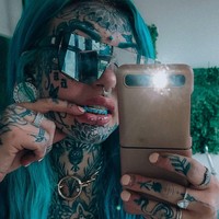 Amber mengaku kecanduan tato sejak usia 16 tahun. Wanita asal New South Wales, Australia itu telah menghabiskan lebih dari US$ 10 ribu atau sekitar Rp 139 juta untuk mengubah penampilannya dengan tato, membuat lidahnya terbelah jadi dua, dan lubang telinganya menjadi lebih besar. Foto: Instagram @ambs_luke09