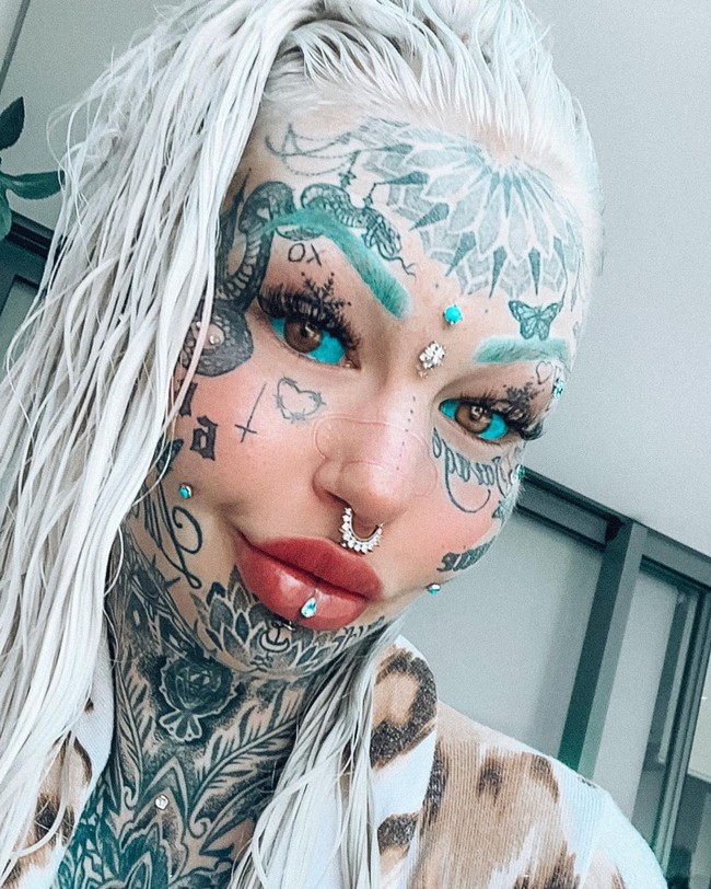 Tato biru di bola matanya adalah prosedur paling bahaya yang pernah dilakukannya. Tato itu sempat membuat Amber buta selama tiga minggu. Aku tidak bisa mendeskripsikannya padamu seperti apa rasanya, hal paling mirip yang bisa aku ceritakan adalah ketika bola mata dimasukkan tinta, aku merasa seperti (penato) mengambil 10 pecahan gelas dan menggosokkannya ke mataku, ungkap Amber kepada Barcroft TV. Foto: Instagram @ambs_luke09