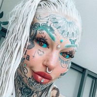 Tato biru di bola matanya adalah prosedur paling bahaya yang pernah dilakukannya. Tato itu sempat membuat Amber buta selama tiga minggu. Aku tidak bisa mendeskripsikannya padamu seperti apa rasanya, hal paling mirip yang bisa aku ceritakan adalah ketika bola mata dimasukkan tinta, aku merasa seperti (penato) mengambil 10 pecahan gelas dan menggosokkannya ke mataku, ungkap Amber kepada Barcroft TV. Foto: Instagram @ambs_luke09