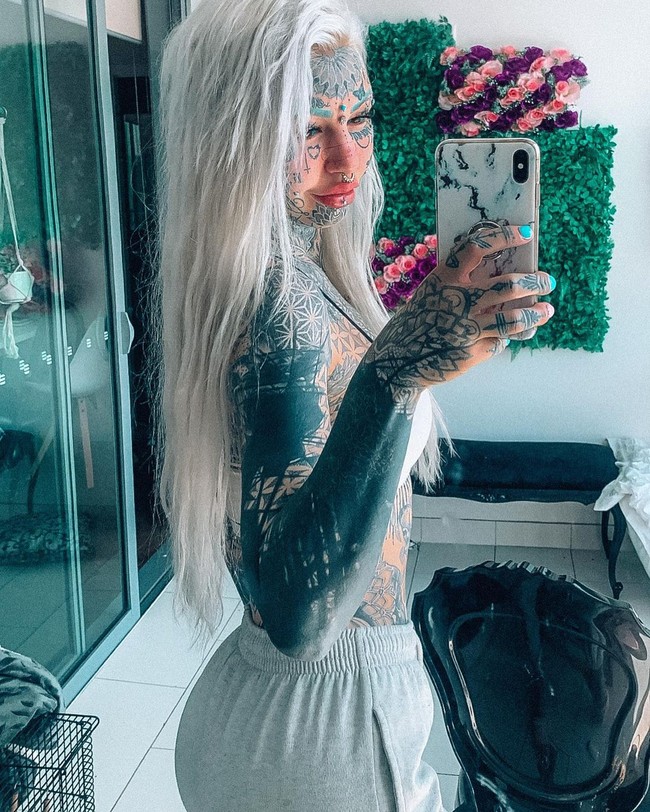 Amber menutupi hampir semua bagian tubuhnya dengan tato. Penampilannya semakin tak biasa dengan tato bola mata dan lidah terbelah dua. Wanita 25 tahun tersebut pun mengaku lebih bangga dan percaya diri dengan penampilannya yang ekstrem ini.  Foto: Instagram @ambs_luke09