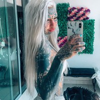 Amber menutupi hampir semua bagian tubuhnya dengan tato. Penampilannya semakin tak biasa dengan tato bola mata dan lidah terbelah dua. Wanita 25 tahun tersebut pun mengaku lebih bangga dan percaya diri dengan penampilannya yang ekstrem ini.  Foto: Instagram @ambs_luke09