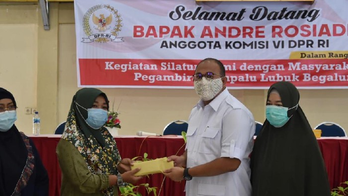 Andre Rosiade beri bantuan