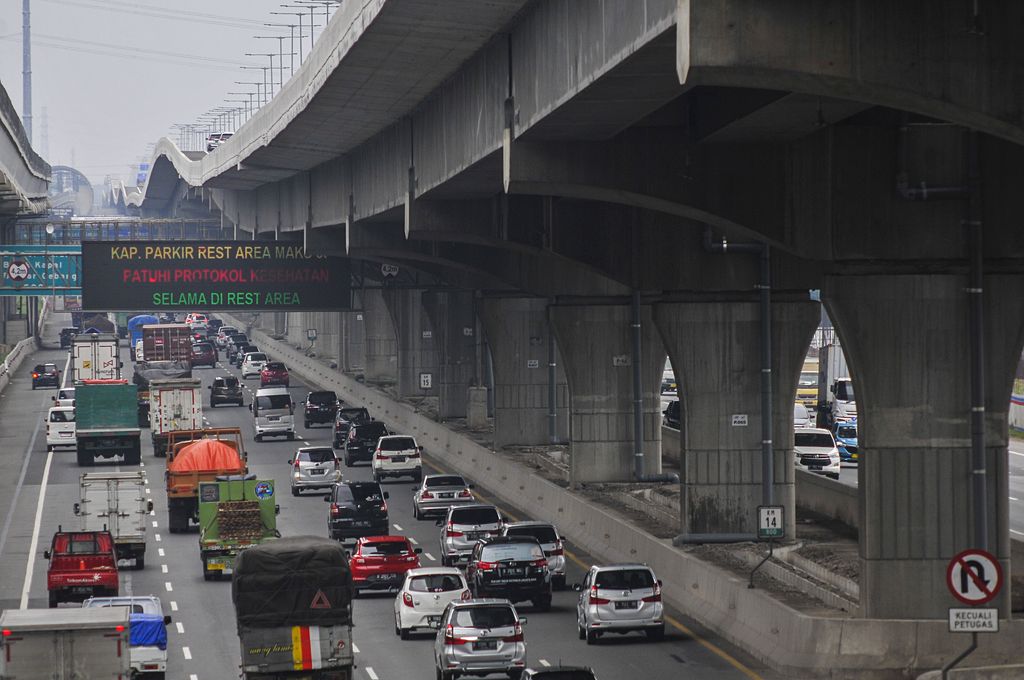 Sejumlah kendaraan melintas di jalan Tol Jakarta-Cikampek, Bekasi, Jawa Barat, Selasa (27/10/2020). PT Jasa Marga (Persero) Tbk melakukan penutupan sementara tempat istirahat (Rest Area) KM 50 arah Cikampek pada tanggal 27 -28 Oktober 2020 dan KM 52B arah Jakarta pada tanggal 1-2 November 2020, untuk mengantisipasi lonjakan arus lalu lintas pada libur panjang. ANTARA FOTO/ Fakhri Hermansyah/hp.