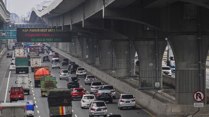 Sejumlah kendaraan melintas di jalan Tol Jakarta-Cikampek, Bekasi, Jawa Barat, Selasa (27/10/2020). PT Jasa Marga (Persero) Tbk melakukan penutupan sementara tempat istirahat (Rest Area) KM 50 arah Cikampek pada tanggal 27 -28 Oktober 2020 dan KM 52B arah Jakarta pada tanggal 1-2 November 2020, untuk mengantisipasi lonjakan arus lalu lintas pada libur panjang. ANTARA FOTO/ Fakhri Hermansyah/hp.