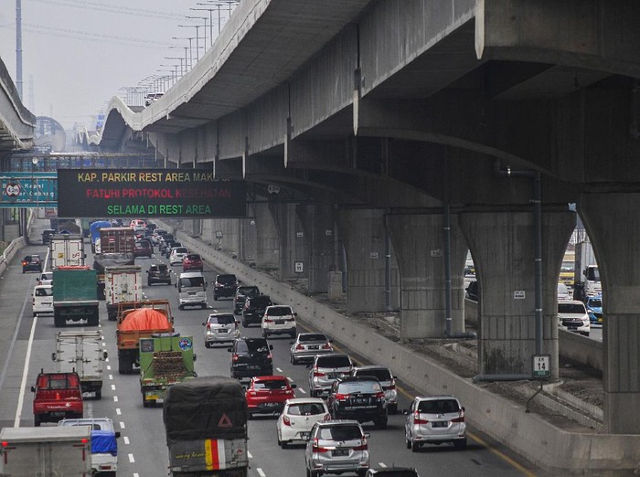 Sejumlah kendaraan melintas di jalan Tol Jakarta-Cikampek, Bekasi, Jawa Barat, Selasa (27/10/2020). PT Jasa Marga (Persero) Tbk melakukan penutupan sementara tempat istirahat (Rest Area) KM 50 arah Cikampek pada tanggal 27 -28 Oktober 2020 dan KM 52B arah Jakarta pada tanggal 1-2 November 2020, untuk mengantisipasi lonjakan arus lalu lintas pada libur panjang. ANTARA FOTO/ Fakhri Hermansyah/hp.