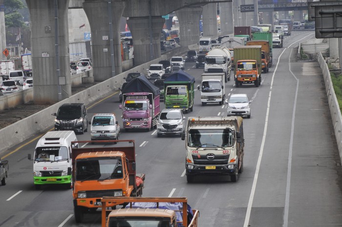 Sejumlah kendaraan melintas di jalan Tol Jakarta-Cikampek, Bekasi, Jawa Barat, Selasa (27/10/2020). PT Jasa Marga (Persero) Tbk melakukan penutupan sementara tempat istirahat (Rest Area) KM 50 arah Cikampek pada tanggal 27 -28 Oktober 2020 dan KM 52B arah Jakarta pada tanggal 1-2 November 2020, untuk mengantisipasi lonjakan arus lalu lintas pada libur panjang. ANTARA FOTO/ Fakhri Hermansyah/hp.