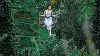Dia juga menyoba atraski popler ayunan di Ubud, Bali. (anyageraldine/Instagram)