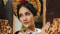 Lihatlah cantiknya Anya saat memakai baju pengantin khas Bali. (anyageraldine/Instagram)
