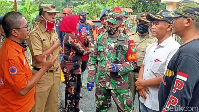 BPBD Kabupaten Sukabumi mendirikan dapur umum dan posko terkait peristiwa bencana alam sawah longsor di Kampung Ciseupan Hilir, Desa Seuseupan, Kecamatan Caringin, Kabupaten Sukabumi.