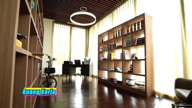 Masuk ke area kerja, interior bernuansa kayu sangat dominan sehingga menciptakan atmosfer hangat. Sepeda Brompton seharga Rp 30 jutaan dan sepeda balap seharga ratusan juta rupiah ia simpan di sini. (Foto: YouTube/Trans7)