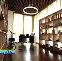 Masuk ke area kerja, interior bernuansa kayu sangat dominan sehingga menciptakan atmosfer hangat. Sepeda Brompton seharga Rp 30 jutaan dan sepeda balap seharga ratusan juta rupiah ia simpan di sini. (Foto: YouTube/Trans7)