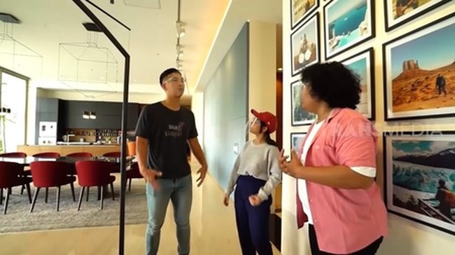 Indra Priawan dan Nikita Willy tinggal di sebuah apartemen yang berlokasi di kawasan Dharmawangsa, Jakarta Selatan. Muncul di program Sobat Misqueen Trans 7, bos Blue Bird tersebut memperlihatkan isi di setiap sudut apartemennya yang mewah. Foto: YouTube/Trans7