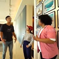 Indra Priawan dan Nikita Willy tinggal di sebuah apartemen yang berlokasi di kawasan Dharmawangsa, Jakarta Selatan. Muncul di program Sobat Misqueen Trans 7, bos Blue Bird tersebut memperlihatkan isi di setiap sudut apartemennya yang mewah. Foto: YouTube/Trans7