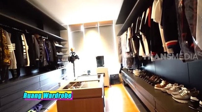 Indra juga memiliki walk-in closet untuk menyimpan koleksi pakaian dan sepatu. Hampir semua barang-barang di sini keluaran brand internasional. Kalau jas, semuanya Tom Ford, kata Indra. (Foto: YouTube/Trans7)