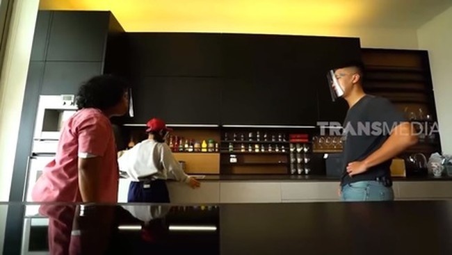 Di dapur ini, Nikita Willy dan Indra Priawan tak perlu repot-repot lagi mengeringkan piring, gelas dan kawan-kawannya sehabis cuci. Tinggal dimasukkan saja ke dryer machine.  “Jadi habis nyuci, supaya enggak lap-lap (piring basah) nanti simpan di sini saja langsung kering sendiri,” ujar Indra. (Foto: Dok. Trans7)