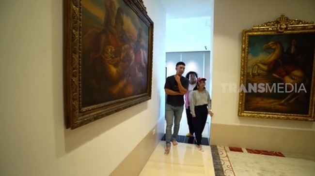 Sebuah ruangan khusus difungsikan Indra sebagai musalah. Bak galeri seni, ruangan ini dihiasi dua lukisan Raden Saleh pemberian ayahnya. Indra mengatakan lukisan tersebut asli karena bersertifikat. Ngga tahu (harganya), cuma kalau auction-auction di luar harganya bisa mencapai jutaan dolar, kata Indra.  (Foto: YouTube/Trans7)