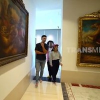 Sebuah ruangan khusus difungsikan Indra sebagai musalah. Bak galeri seni, ruangan ini dihiasi dua lukisan Raden Saleh pemberian ayahnya. Indra mengatakan lukisan tersebut asli karena bersertifikat. Ngga tahu (harganya), cuma kalau auction-auction di luar harganya bisa mencapai jutaan dolar, kata Indra.  (Foto: YouTube/Trans7)